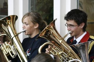 Jongen en meisje met tuba
